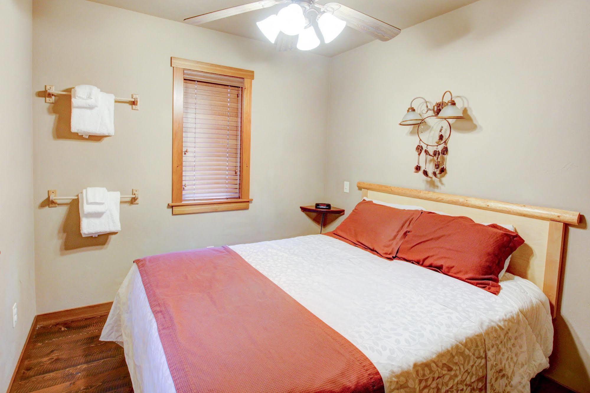 Historic Tamarack Lodge Hungry Horse Екстер'єр фото