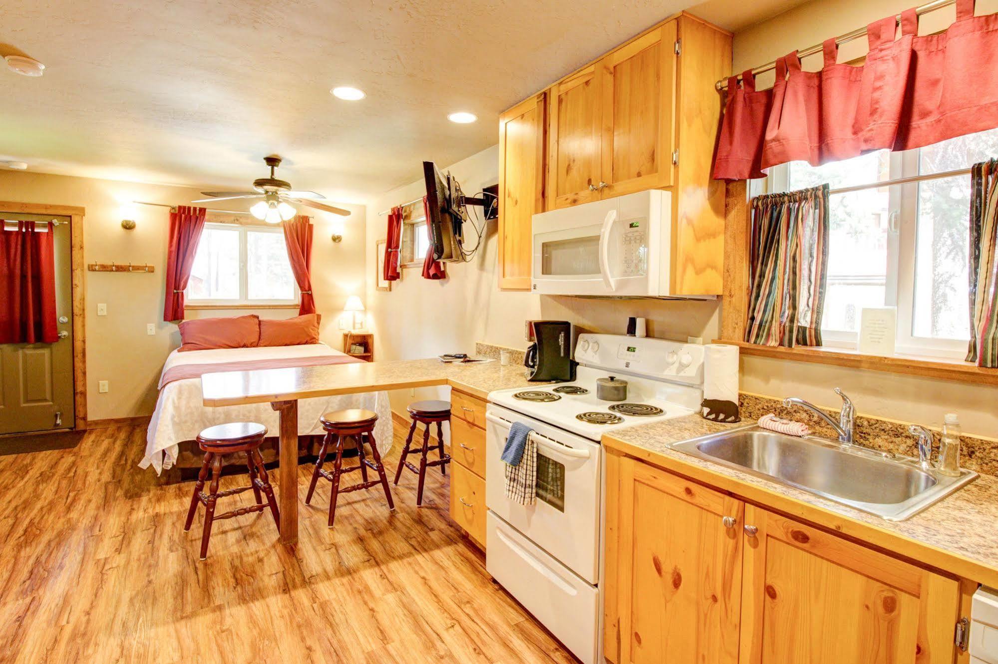 Historic Tamarack Lodge Hungry Horse Екстер'єр фото